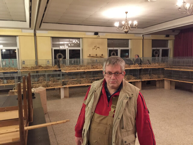 W2-Ahaus-Lokalschau2017-1 Aufbauarbeiten: Ludwig Wigger hält die Fäden zusammen.