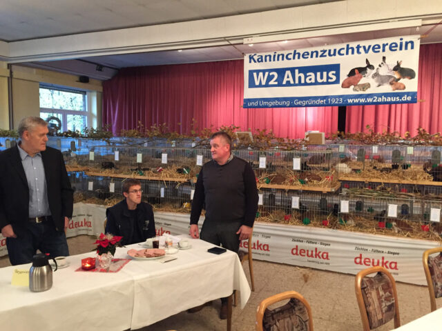 W2-Ahaus-Lokalschau2017-22 Reinhold Kortstegge richtet die Grüße des Kreisverbandes aus.