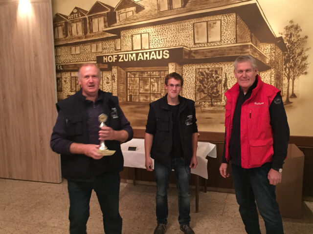 W2-Ahaus-Lokalschau2017-49 Peter Lichtenberger erhält einen Pokal aus den Händen von Ausstellungsleiter Fabian Wigger.