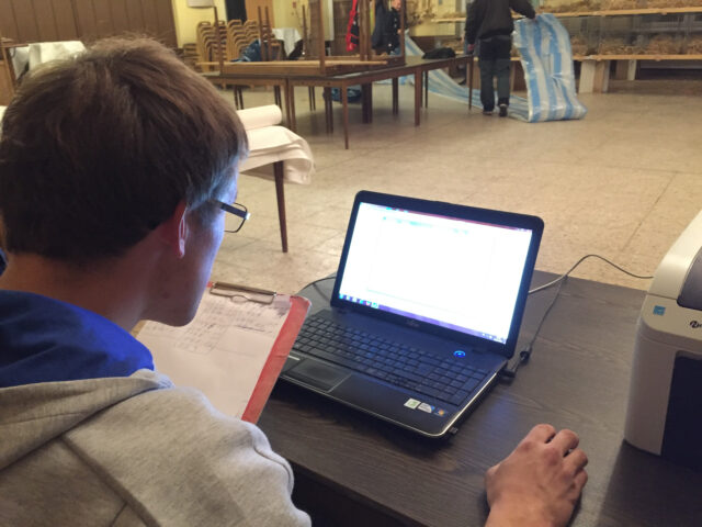 W2-Ahaus-Lokalschau2017-5 Der Ausstellungsleiter Fabian Wigger bei der Dateneingabe.