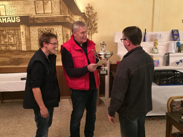 W2-Ahaus-Lokalschau2017-54 Der Wanderpokal der besten Gesamtleistung wurde 2017 zum letzten Mal ausgespielt. Ingo Wensing hat ihn am häufigsten gewonnen (4 Mal) und darf ihn jetzt dauerhaft behalten.