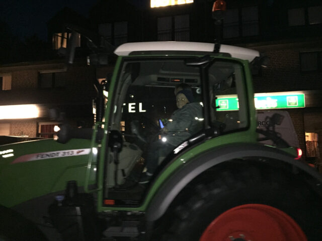 W2-Ahaus-Lokalschau2017-56 Die Fahrt mit einem nagelneuen Fendt 313 stellte für einen Jungzüchter das absolute Highlight dar!